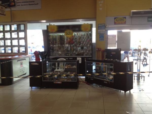 Assaltantes erram vitrine e levam apenas réplicas de joalheria no Piauí
