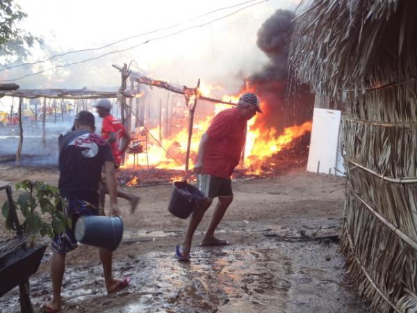 Inc&ecirc;ndio destr&oacute;i barracas na prainha em Bar&atilde;o de Graja&uacute;.(Imagem:FlorianoNews)