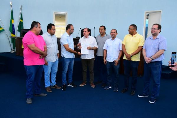 Câmara de Floriano recebe a LOA 2023 do Executivo Municipal