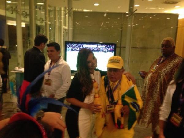 Rep&oacute;rter Amarelinho chega ao est&uacute;dio da Rede Globo.(Imagem:FlorianoNews)