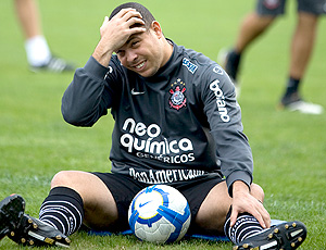 Adilson veta Ronaldo e projeta volta para partida contra o Vitória, dia 29