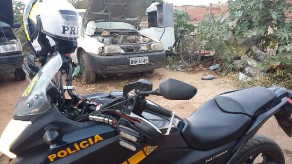 Em uma tarde, motociclistas da PRF recuperam dois ve&iacute;culos roubados em Marcol&acirc;ndia/PI.(Imagem:PRF)
