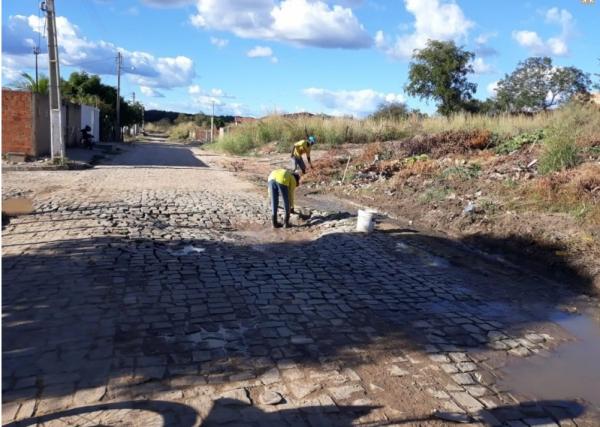 Infraestrutura repara cal&ccedil;amento em ruas de Floriano.(Imagem:Secom)
