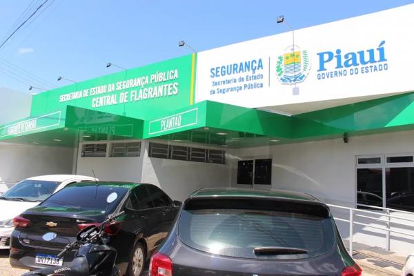 Adolescentes suspeitos de apontar arma para criança durante tentativa de assalto são apreendidos