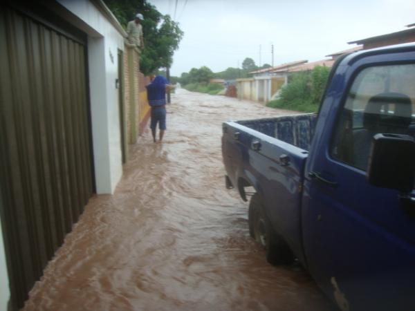 &Aacute;GUAS INVADINDO AS CASAS(Imagem:FN)