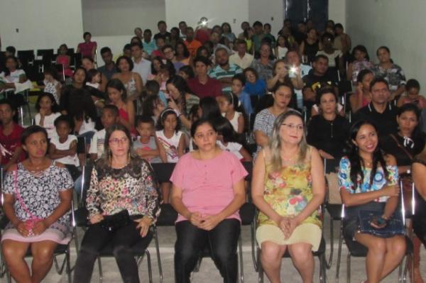 Crian&ccedil;as acolhidas pelo Provem Urbano de Floriano prestam homenagem aos Professores.(Imagem:Socorro Landim)