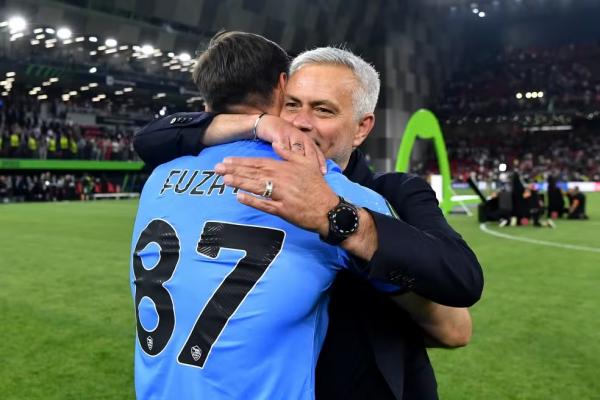 Daniel Fuzaro abra&ccedil;a Jos&eacute; Mourinho, t&eacute;cnico da Roma.(Imagem:Valerio Pennicino - UEFA/UEFA via Getty Images)