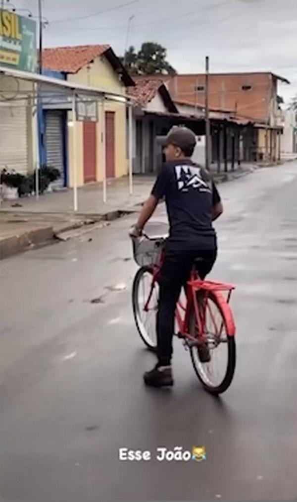  Cantor Jo&atilde;o Gomes andando de bicicleta no interior do Piau&iacute;.(Imagem:Reprodu&ccedil;&atilde;o )