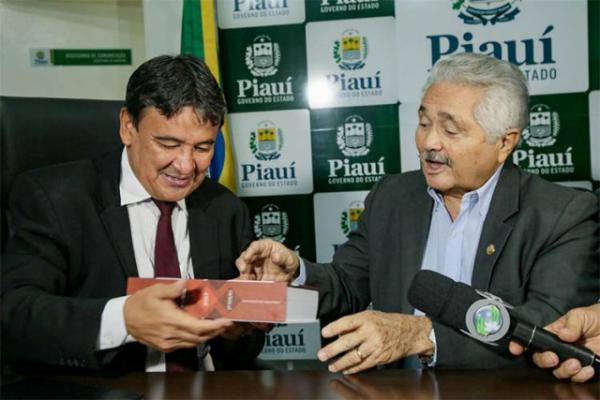 Elmano volta ao Karnak, reafirma aliança, e presenteia governador