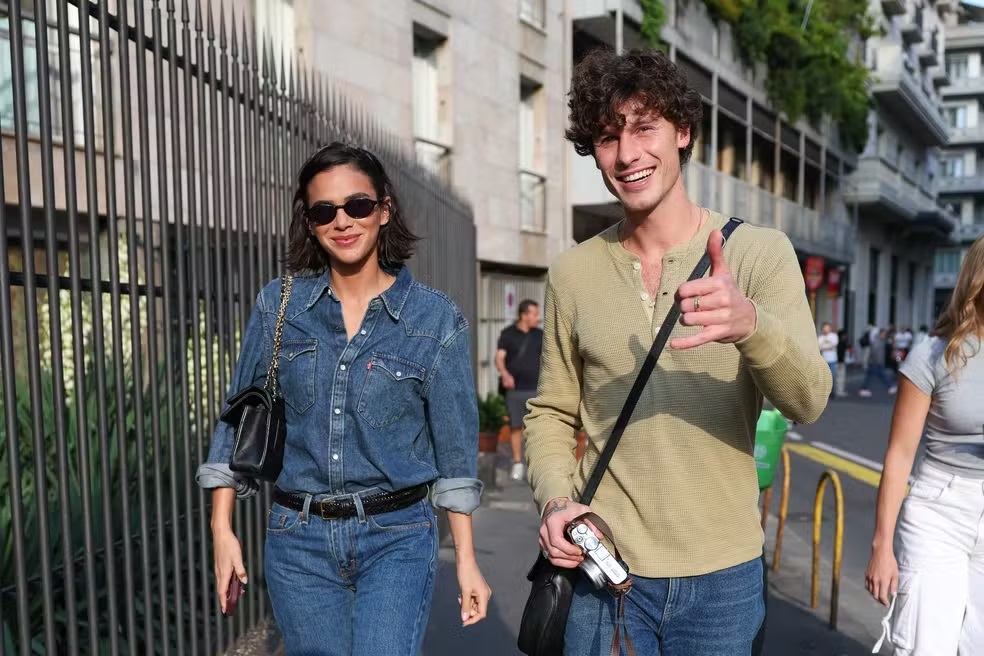 Bruna Marquezine e Shawn Mendes passeiam por Milão após aparição oficial como casal
