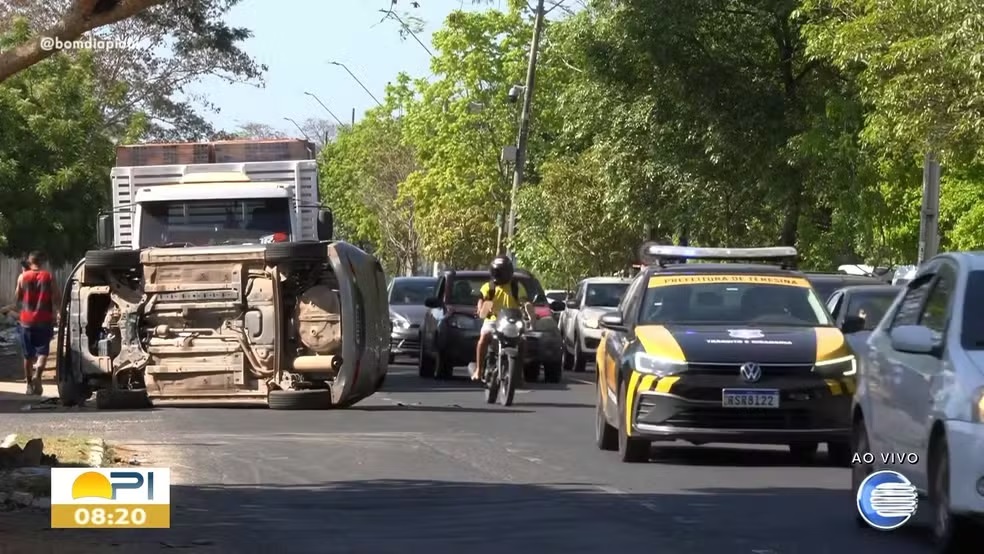 Carro tomba na Avenida Maranhão em Teresina e provoca lentidão no trânsito