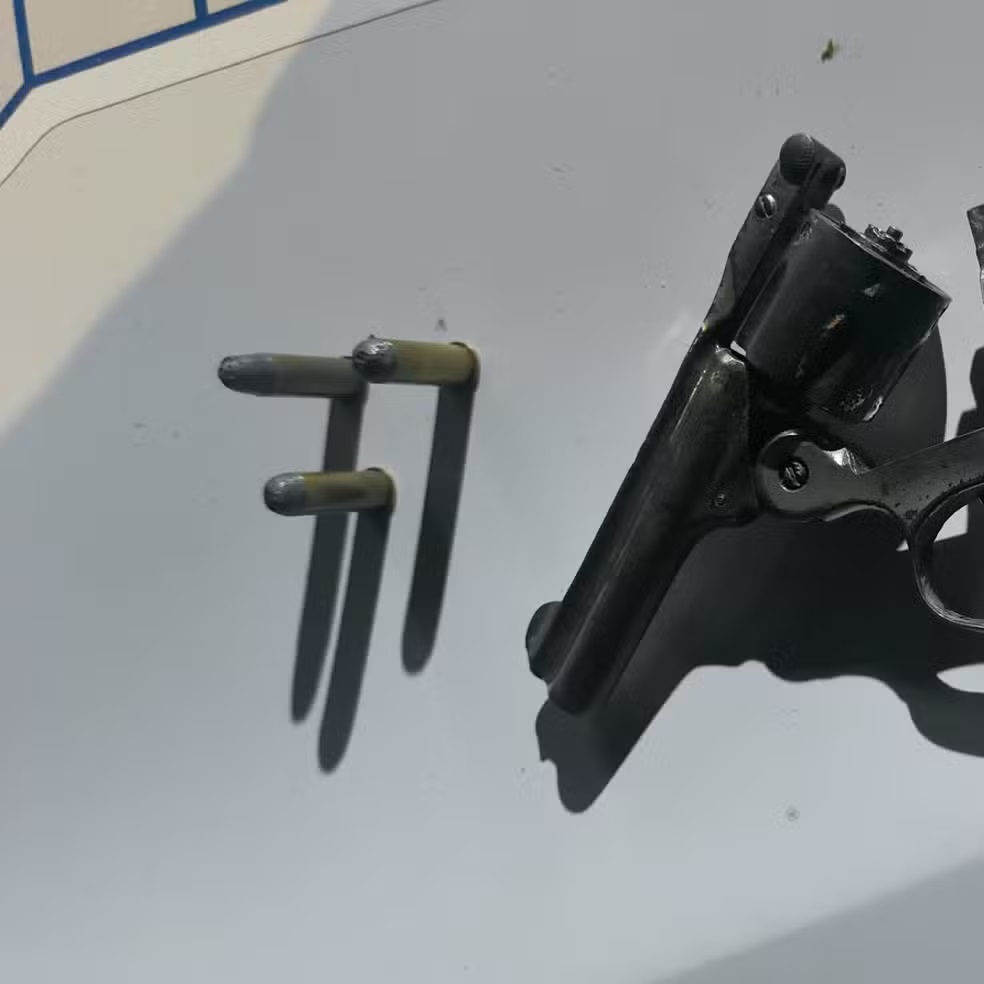 Homem é abordado em blitz da PM e preso por porte ilegal de arma no PI
