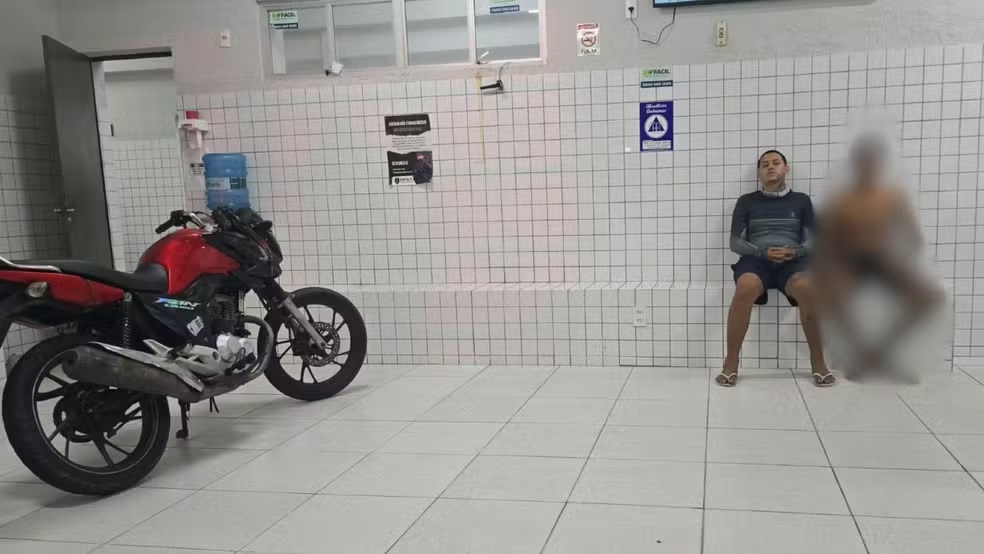 Homem é morto a tiros e tem moto roubada no litoral do PI; dupla é conduzida à delegacia
