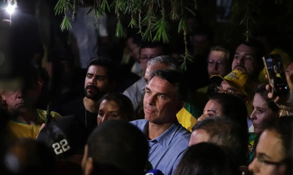 Flávio Bolsonaro impõe condições para liberar sigilos
