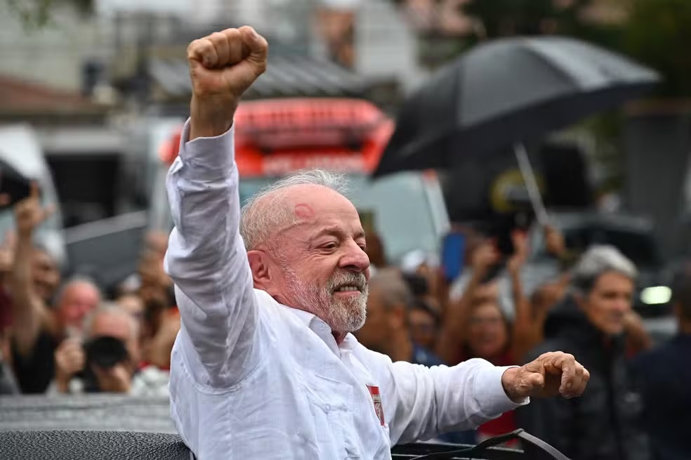 Em virada histórica, Lula derrota Flávio Bolsonaro e chega ao quarto mandato como presidente
