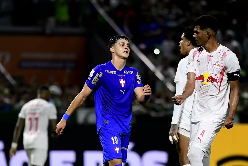 Roque e Sosa são dúvidas, e Palmeiras busca opções no ataque para clássico contra o Santos
