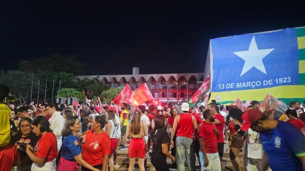 Eleitores de Lula comemoram vitória histórica em frente à Alepi, em Teresina
