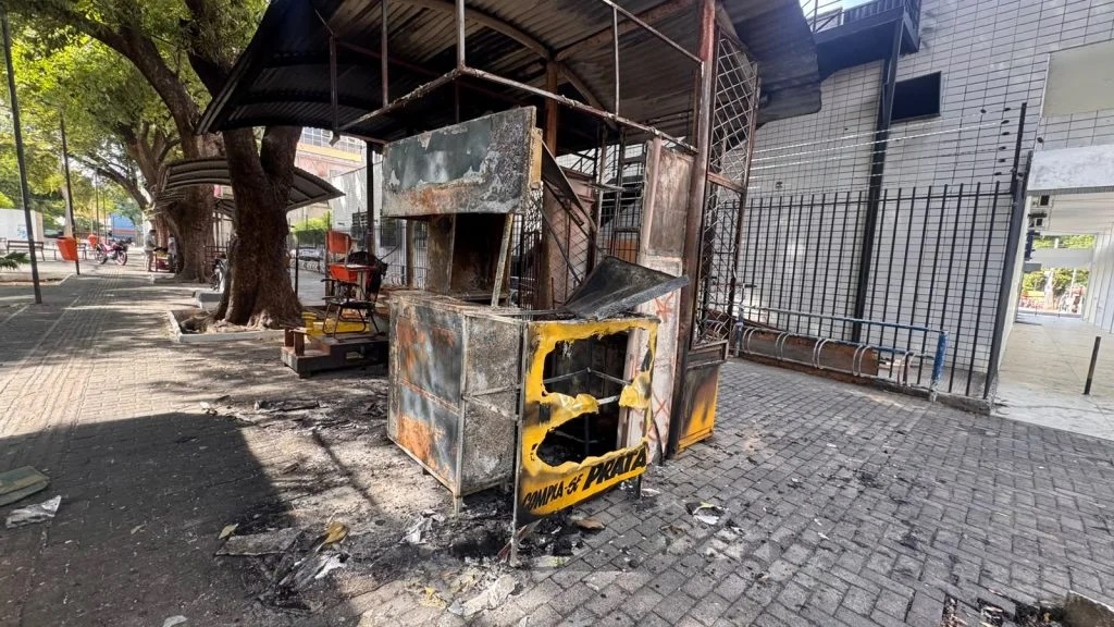 Banca de comercialização de joias fica destruída após incêndio no Centro de Teresina
