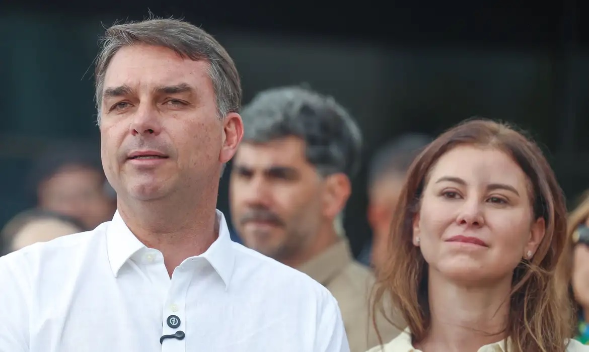 Flávio Bolsonaro fugiu para os EUA, diz Agência Reuters
