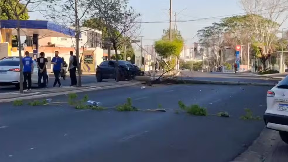 Carro bate em poste e interdita Avenida Barão de Castelo Branco, em Teresina
