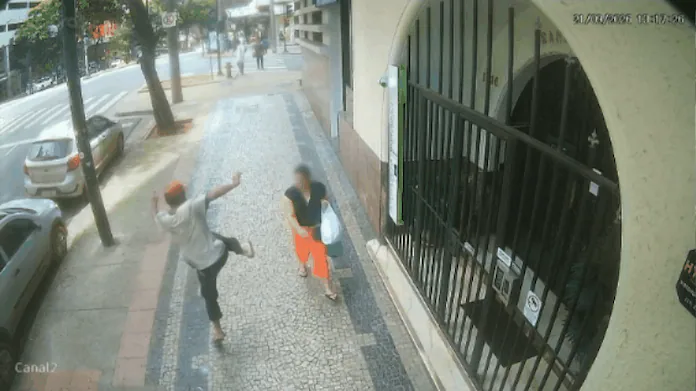 Vídeo: Mulher é agredida com ‘voadora’ enquanto caminhava pelo Centro de BH
