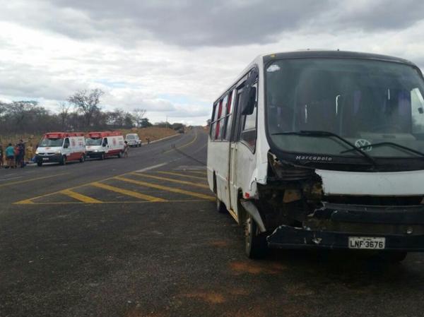 Duas pessoas morrem após colisão entre veículo e ônibus no Sul do Piauí