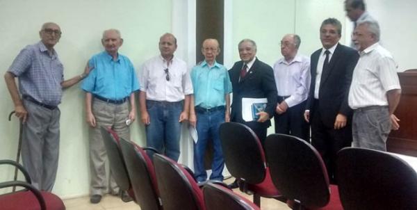 Get&uacute;lio Targino com imortais da APL e convidados que prestigiaram a palestra.(Imagem:Cidade Verde)
