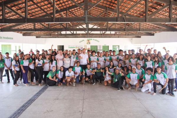 Washington Bandeira visita o Centro de Ensino de Tempo Integral Manoel Ricardo, em Cajueiro da Praia