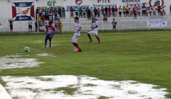 Campo do Juca Fortes fica tomado por v&aacute;rias po&ccedil;as de lama quando chove.(Imagem:Josiel Martins )