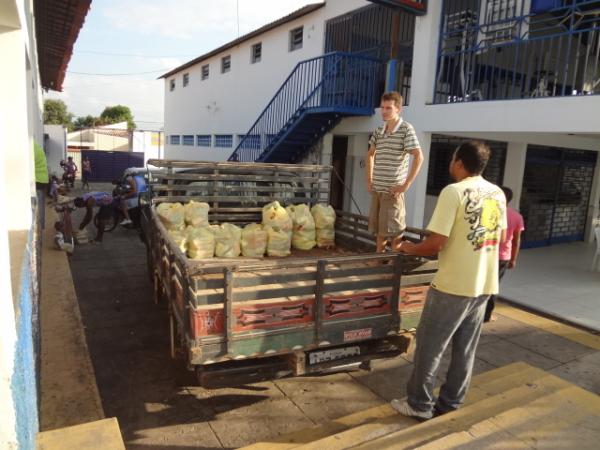 Fam&iacute;lias carentes s&atilde;o beneficiadas com cestas b&aacute;sicas em Floriano.(Imagem:FlorianoNews)