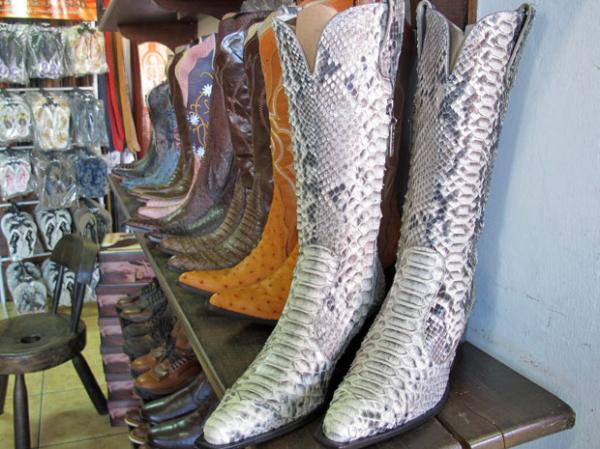 As botas est&atilde;o entre os itens mais vendidos durante a festa de Barretos(Imagem: Luciana Bonadio/G1)