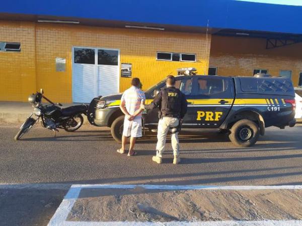 PRF recupera motocicleta tomada de assalto em 2013 em Floriano