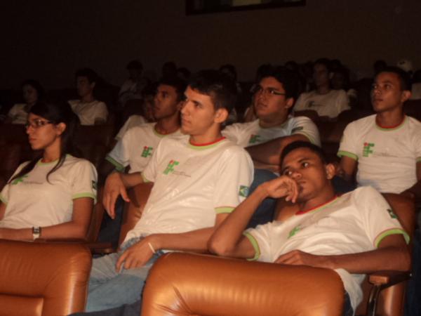 Estudante em sess&atilde;o de Cinema no IFPI(Imagem:Cida Santana)