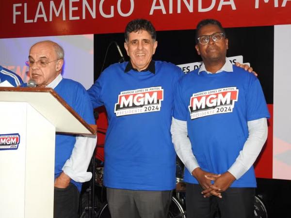Eduardo Bandeira de Mello discursa ao lado de Wellington Silva, vice da chapa Meng&atilde;o Maior.(Imagem:Fred Gomes)