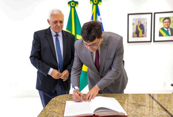 Rafael Fonteles transmite cargo a Themístocles Filho e viaja para participar da COP 28