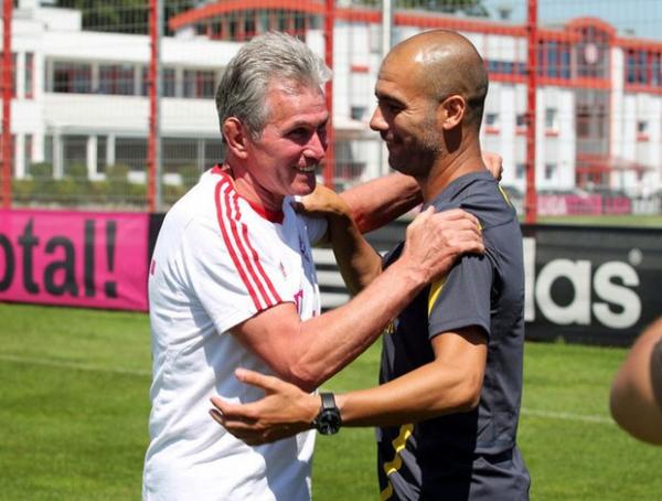Jupp Heynckes abra&ccedil;a Guardiola quando ainda era treinador do Barcelona.(Imagem:Reprodu&ccedil;&atilde;o)