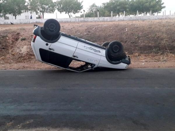 Motorista tenta desviar de cachorro, mas capota carro e mata animal no Sul do Piauí