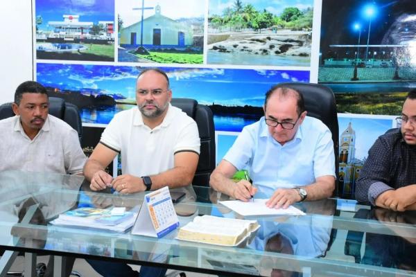 Vereadores de Floriano acompanham assinatura de ordens de serviço e entrega de obras à população