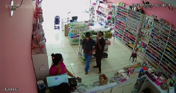 Homens armados assaltam loja no Centro de Floriano e fogem de bicicleta