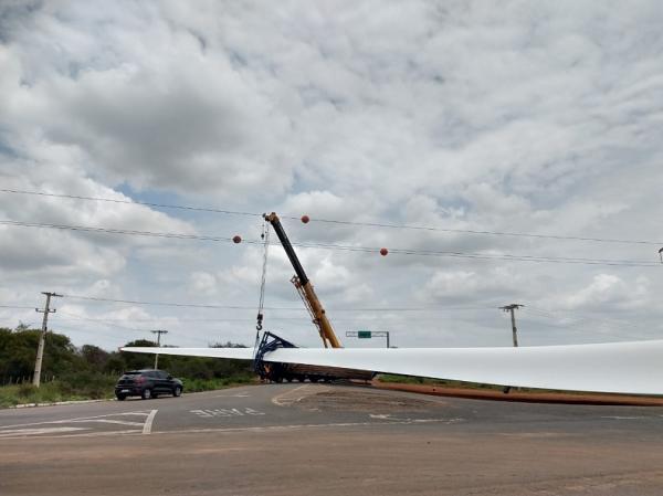 O trecho da BR 316, em Picos, interditado ap&oacute;s o tombamento de uma carreta que transportava a h&eacute;lice de uma torre e&oacute;lica foi liberado na tarde deste domingo (13), ap&oacute;s mais de 30 h(Imagem:Reprodu&ccedil;&atilde;o)