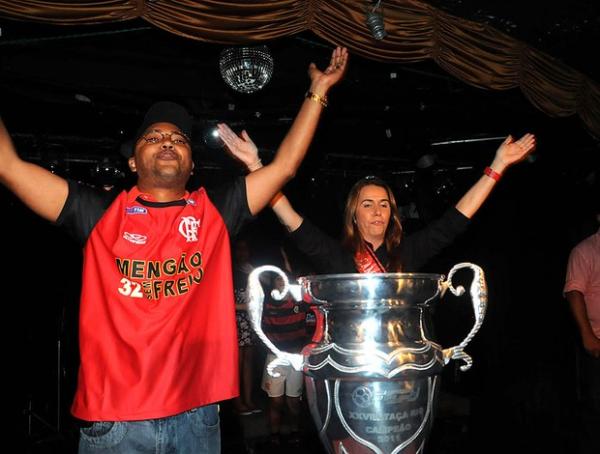 Na festa do t&iacute;tulo, Patricia cantou o hino do Fla com Dudu Nobre.(Imagem: Andr&eacute; Dur&atilde;o / Globoesporte.com)
