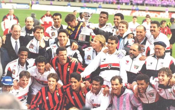 Jura (ao lado esquerdo de Cafu) comemora t&iacute;tulo Mundial de 1993 com o S&atilde;o Paulo.(Imagem:Arquivo Hist&oacute;rico / saopaulofc.net)
