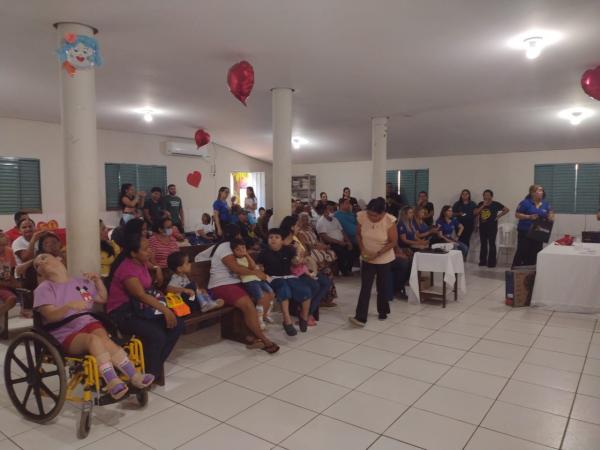 Rotary Club de Floriano M&eacute;dio Parna&iacute;ba promove a&ccedil;&atilde;o de solidariedade na APAE com entrega de brindes e daf&eacute; da manh&atilde;.(Imagem:FlorianoNews)