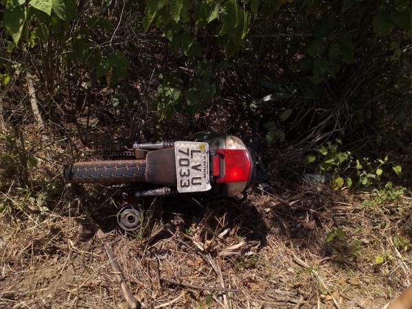 Moto da v&iacute;tima foi parar em matagal na BR-222.(Imagem: Divulga&ccedil;&atilde;o/PM)