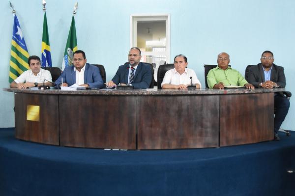 Solenidade marca entrega de móveis planejados da Câmara Municipal de Floriano