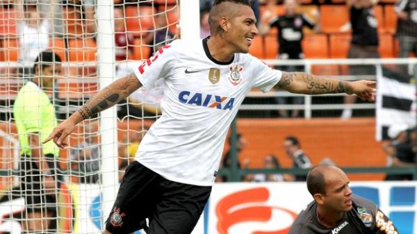 Guerrero comemora um de seus gols contra o Oeste de It&aacute;polis.(Imagem:Ag. Estado)