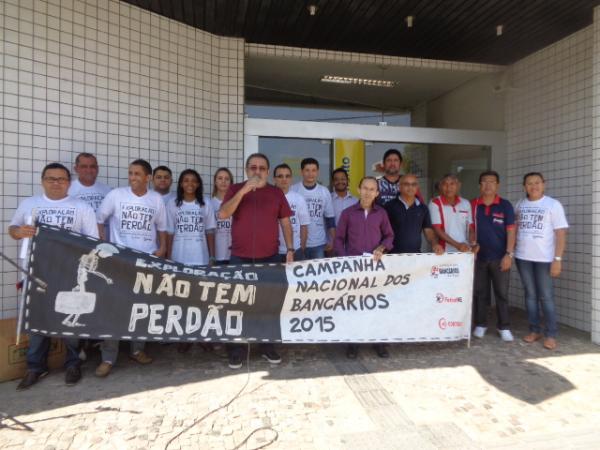 Banc&aacute;rios realizam manifesta&ccedil;&atilde;o e amea&ccedil;am greve em Floriano.(Imagem:FlorianoNews)