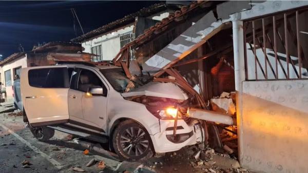 Motorista perde controle de caminhonete e bate em duas casas no Piauí