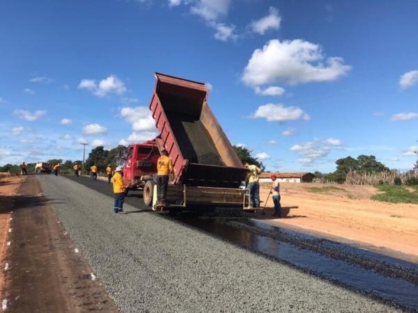 Obra de asfaltamento na rodovia de Pavussu-PI.(Imagem:Divulga&ccedil;&atilde;o)