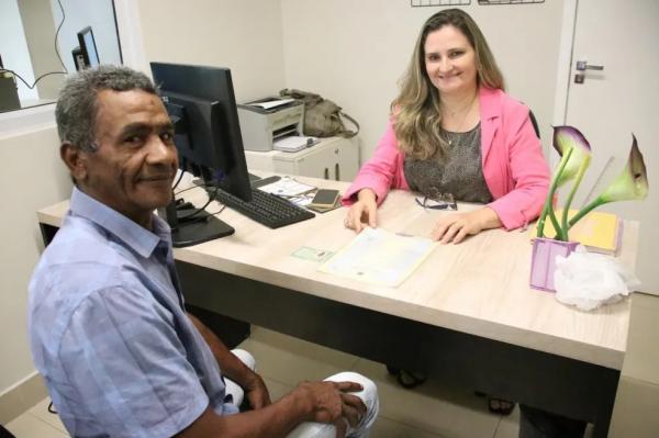Pedreiro tira certidão de nascimento pela primeira vez aos 52 anos no Piauí